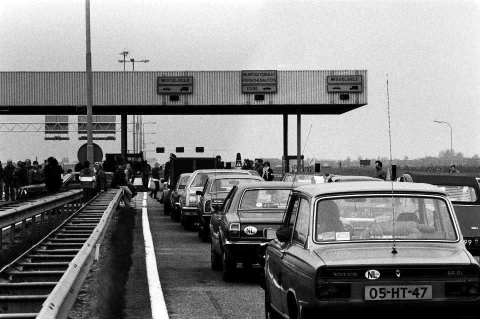 Manifestatie door bewoners van Dordrecht bij de kiltunnel een zgn. toltunnel, omdat het Rijk tekort van 160 miljoen niet wil dekken, Bestanddeelnr 931-4494