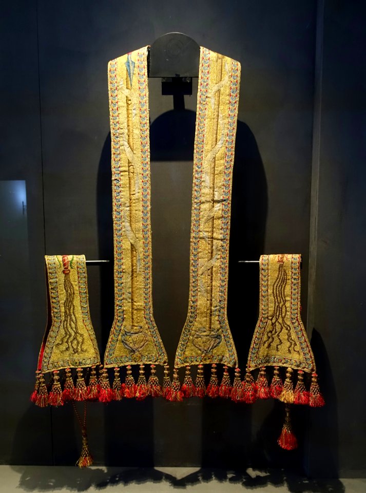 Maniple, with Instruments of the Passion, 1593-1597, silk, gilt silver - Mass vestments of Pope Clement VIII Aldobrandini - Sala degli Indirizzi di Pio IX - Vatican Museums - DSC00675