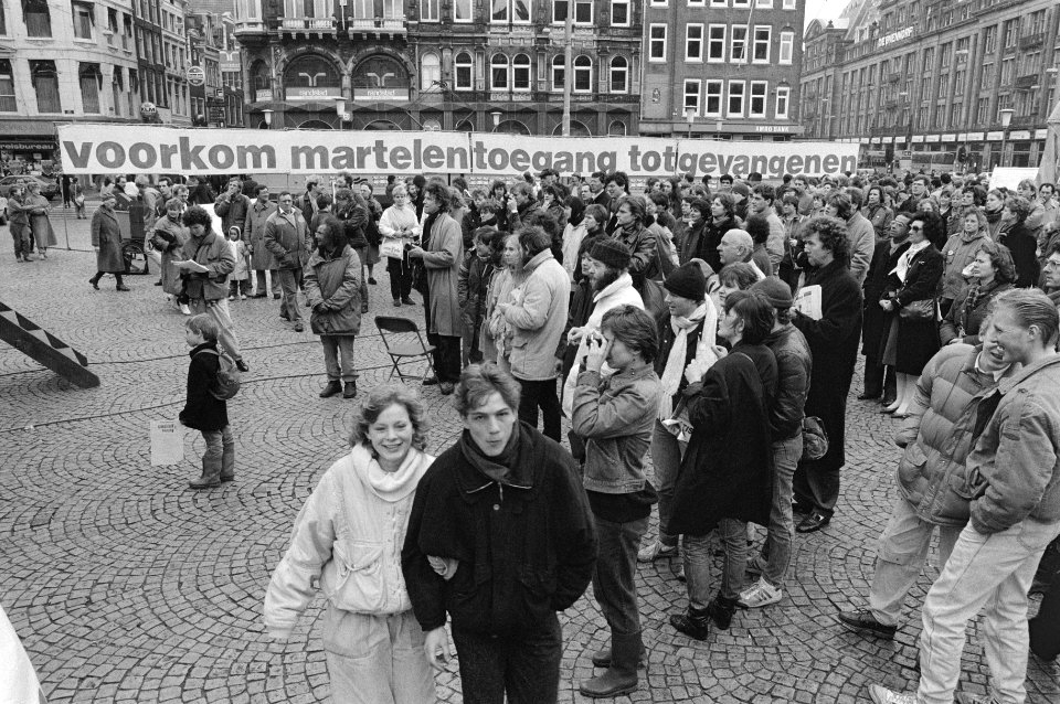 Manifestatie Amnesty International tegen het martelen op de Dam, Bestanddeelnr 933-2810