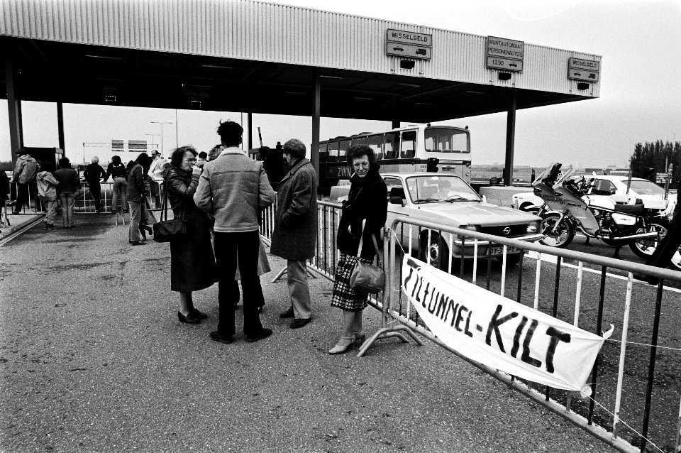 Manifestatie door bewoners Dordrecht bij de kiltunnel zgn. toltunnel, omdat het Rijk tekort van 160 miljoen niet wil dekken, Bestanddeelnr 931-4492