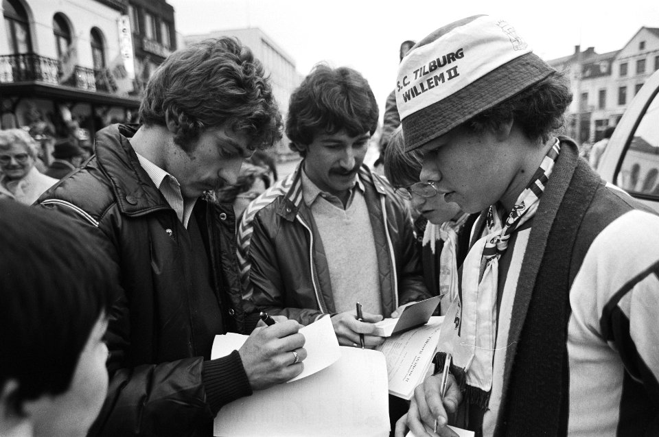 Manifestatie in Tilburg voor betaald voetbalclub Willem II . Ad van der Wiel (l., Bestanddeelnr 931-9593