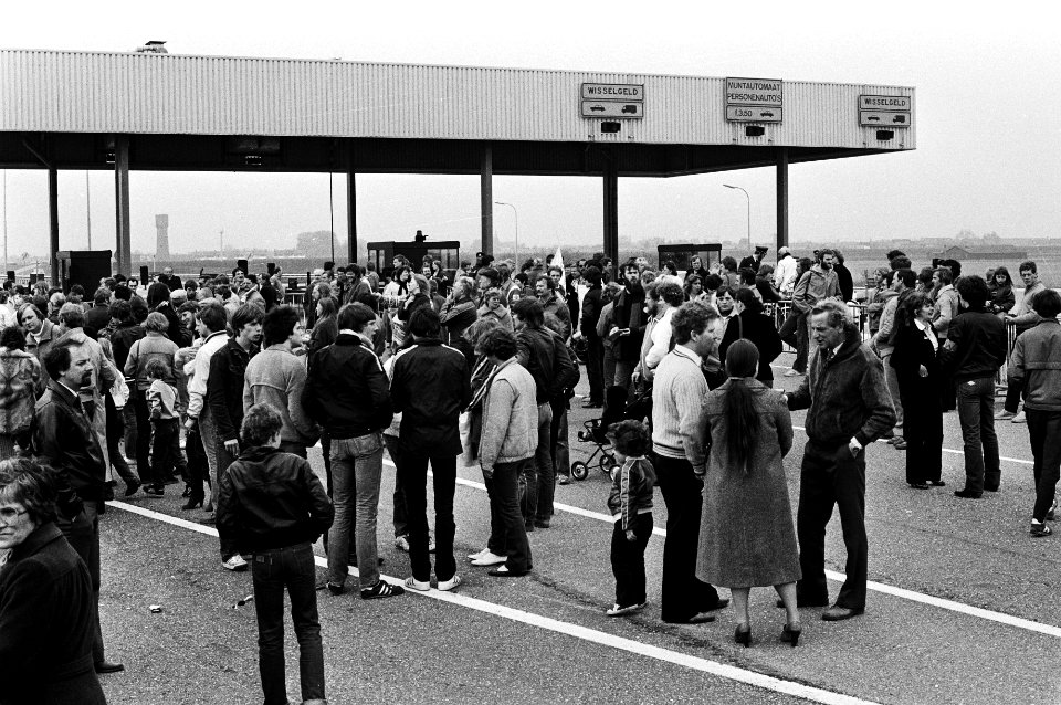 Manifestatie door bewoners Dordrecht bij de kiltunnel zgn. toltunnel, omdat het Rijk tekort van 160 miljoen niet wil dekken, Bestanddeelnr 931-4491
