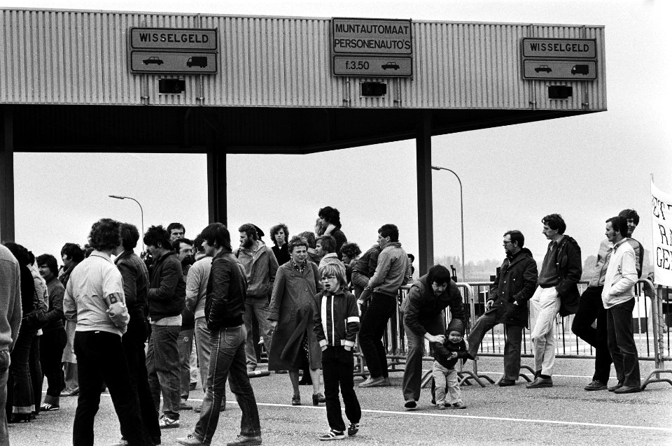 Manifestatie door bewoners Dordrecht bij de kiltunnel zgn. toltunnel, omdat het , Bestanddeelnr 931-4492