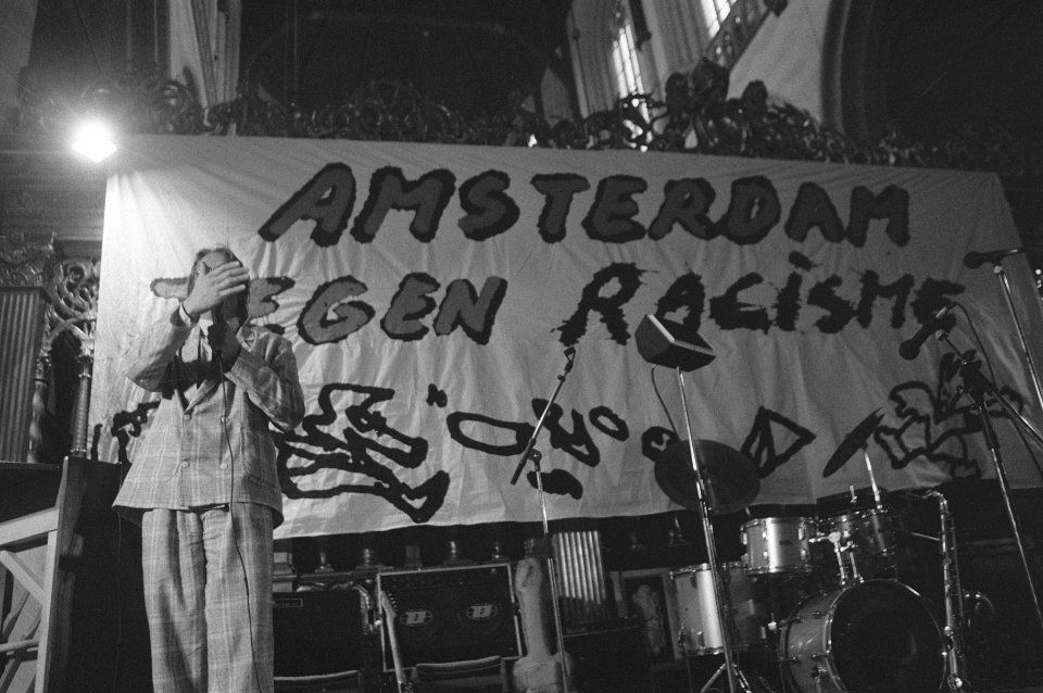 Manifestatie Amsterdam tegen Racisme in Nieuwe Kerk Amsterdam Freek de Jonge , Bestanddeelnr 933-6387