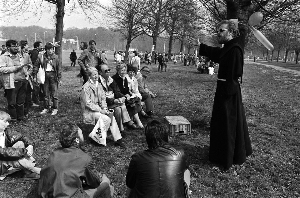 Manifestatie Het andere gezicht van de kerk op Malieveld te Den Haag i.v.m. ko, Bestanddeelnr 933-3224