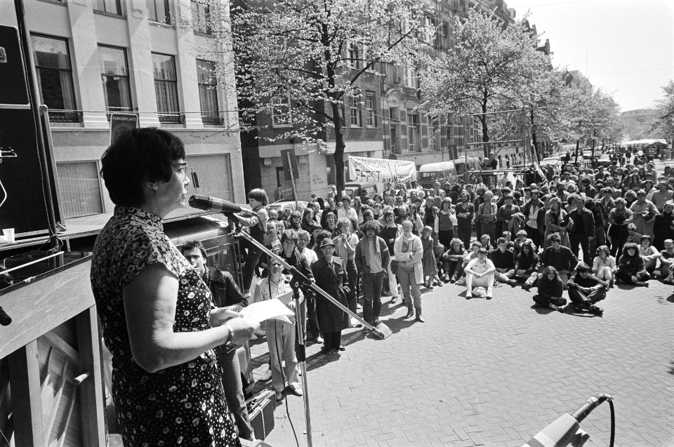 Manifestatie Handen af van Midden Amerika op Rokin in Amsterdam Ien van den H, Bestanddeelnr 932-1497