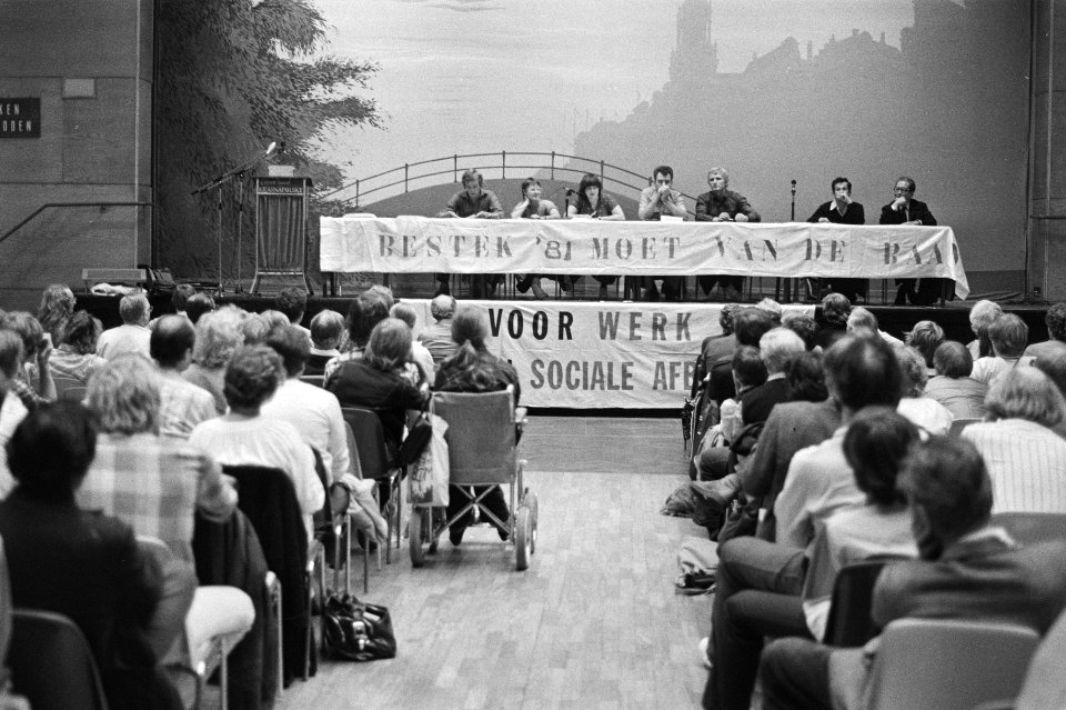 Manifestatie in Krasnapolsky onder het motto Voor handhaving koopkracht, voor w, Bestanddeelnr 930-9856