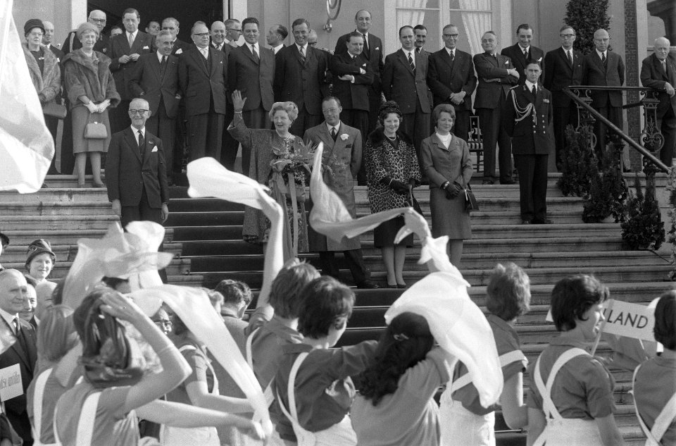 Manifestatie in verband met 12,5 jarig regeringsjubileum van H. M. . Defile trek, Bestanddeelnr 912-1910