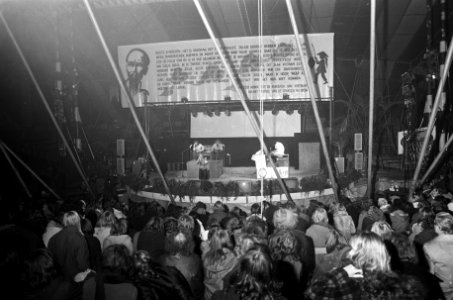 Manifestatie Amsterdam helpt Hanoi in een circustent in Amsterdam, Bestanddeelnr 926-8314
