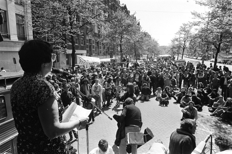 Manifestatie Handen af van Midden Amerika op Rokin in Amsterdam Ien van den H, Bestanddeelnr 932-1496
