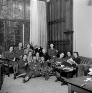 Mannelijke en vrouwelijke militairen en burgers bijeen tijdens een borrel, Bestanddeelnr 255-8993