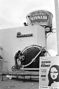 Manifestatie "Kitsch in de kunst-kunst op glas ijs" in Meervaart in Amsterdam, Bestanddeelnr 931-5404