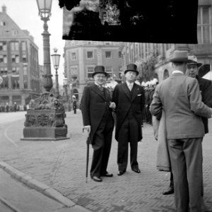 Mannelijke gasten in jacquet met hoge hoed, Bestanddeelnr 255-7042