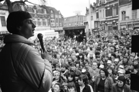 Manifestatie in Tilburg voor betaald voetbalclub Willem II . Johan Cruijff speel, Bestanddeelnr 931-9591