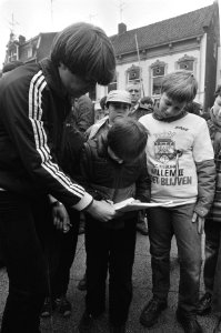 Manifestatie in Tilburg voor betaald voetbalclub Willem II . Willem II speler Fr, Bestanddeelnr 931-9592