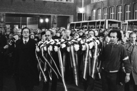 Manifestatie en stille tocht tegen vrijlating Menten Den Haag mensen dragen kr, Bestanddeelnr 930-0505