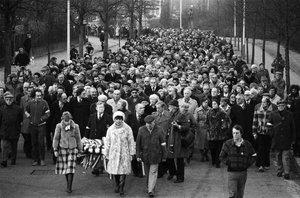 Manifestatie en stille tocht tegen vrijlating Menten Den Haag deelnemers still, Bestanddeelnr 930-0506