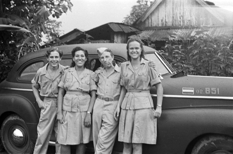 Mannelijke en vrouwelijke militairen poseren bij een stafauto, Bestanddeelnr 176-6-2