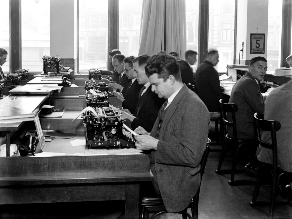 Mannelijke kantoorbedienden achter schrijfmachines, Bestanddeelnr 189-0019