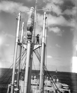 Manoeuvres Westelijke Vloot. Cameraman hoog in de mast, Bestanddeelnr 903-4834