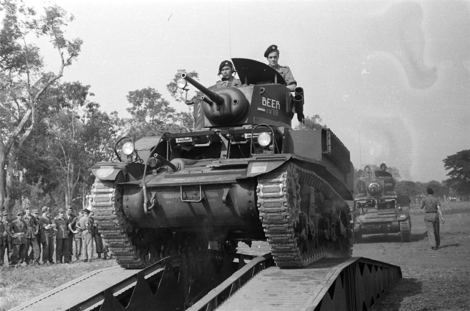 Manoeuvres Eskadron Vechtwagens KNIL. Tank ¨Beer¨ rijdt over een door ¨Ineke¨ ge, Bestanddeelnr 93-1-4