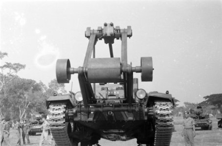 Manoeuvres Eskadron Vechtwagens KNIL. Tank ¨Ineke¨ (bruggenlegger), Bestanddeelnr 93-1-2