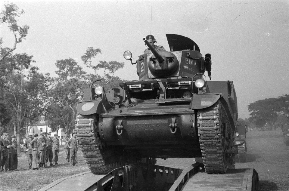 Manoeuvres Eskadron Vechtwagens KNIL. Tank ¨Bima¨ rijdt over een door ¨Ineke¨ ge, Bestanddeelnr 93-1-3