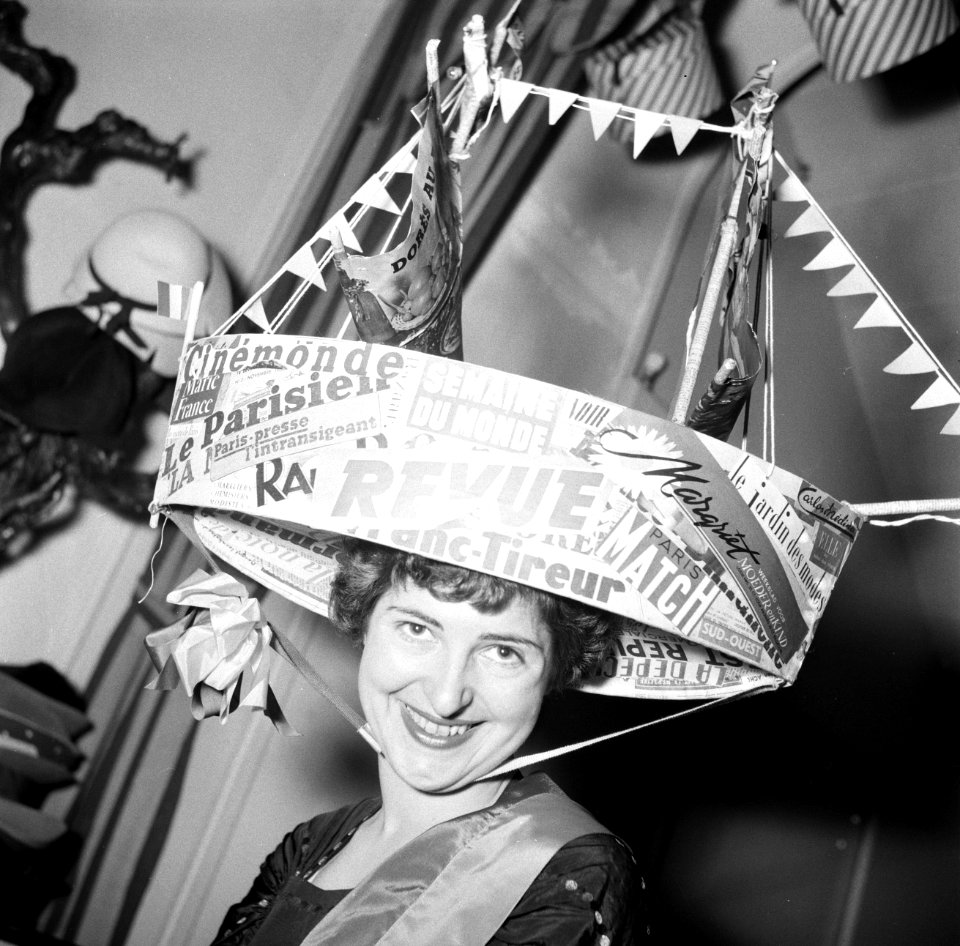 Mannequin en verkoopster Mademoiselle Suzanne is met haar zelfgemaakte hoed tot , Bestanddeelnr 254-0207