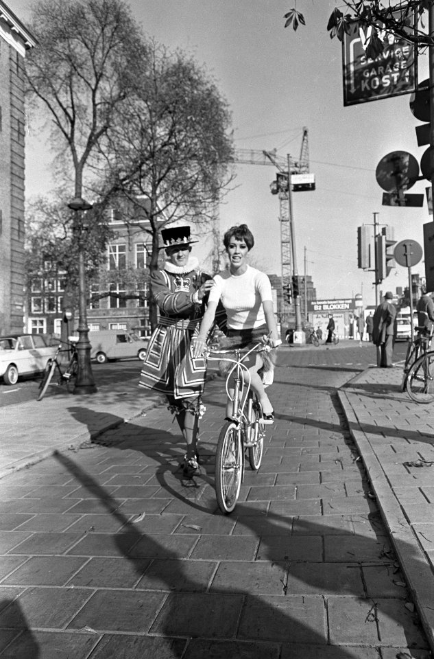 Mannequin op een vouwfiets in gezelschap van een Tower Garde (Beefeater) op weg , Bestanddeelnr 919-7190