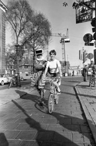 Mannequin op een vouwfiets in gezelschap van een Tower Garde (Beefeater) op weg , Bestanddeelnr 919-7190