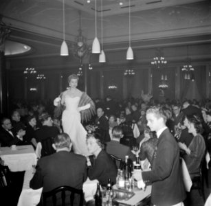 Mannequins lopen een modeshow tijdens een autoshow in restaurant Wivex, Bestanddeelnr 252-9180