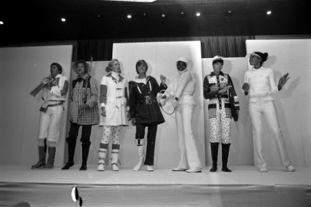 Mannequins van Courreges geven show in Hilton Amsterdam, mannequins, Bestanddeelnr 924-9286