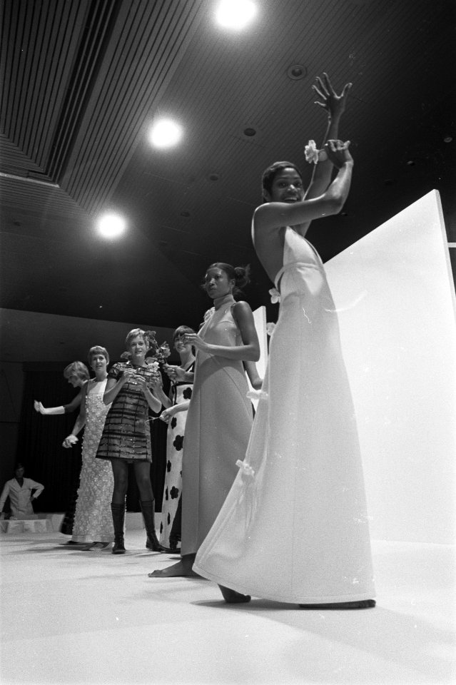 Mannequins van Courreges geven show in Hilton Amsterdam, twee mannequins, Bestanddeelnr 924-9287