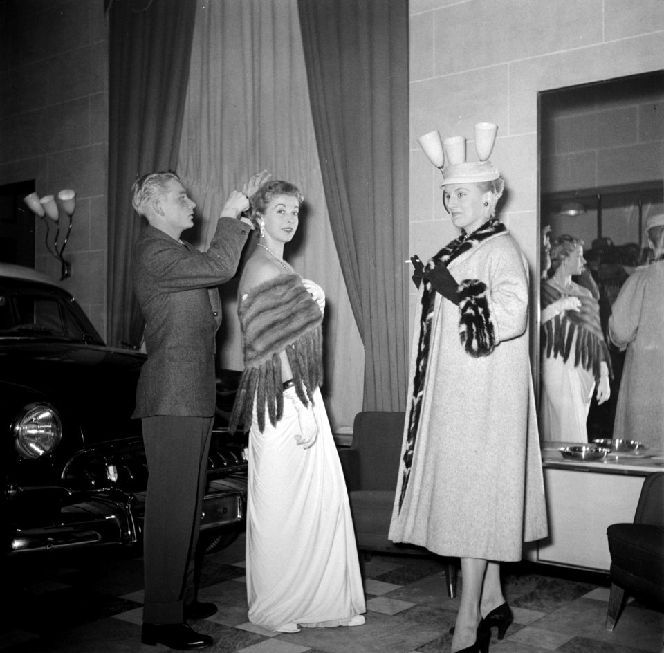 Mannequins worden gekapt voor een modeshow tijdens een autoshow in restaurant Wi, Bestanddeelnr 252-9175