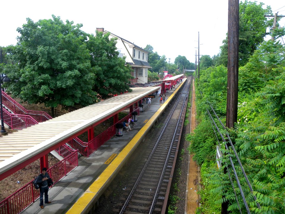 Manhasset LIRR fr Plandome Rd rain jeh