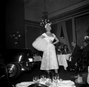 Mannequins lopen een modeshow tijdens een autoshow in restaurant Wivex, Bestanddeelnr 252-9182