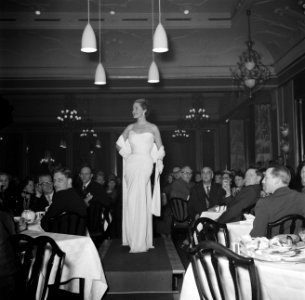 Mannequins lopen een modeshow tijdens een autoshow in restaurant Wivex, Bestanddeelnr 252-9179