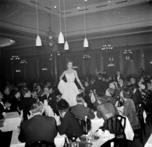 Mannequins lopen een modeshow tijdens een autoshow in restaurant Wivex, Bestanddeelnr 252-9178