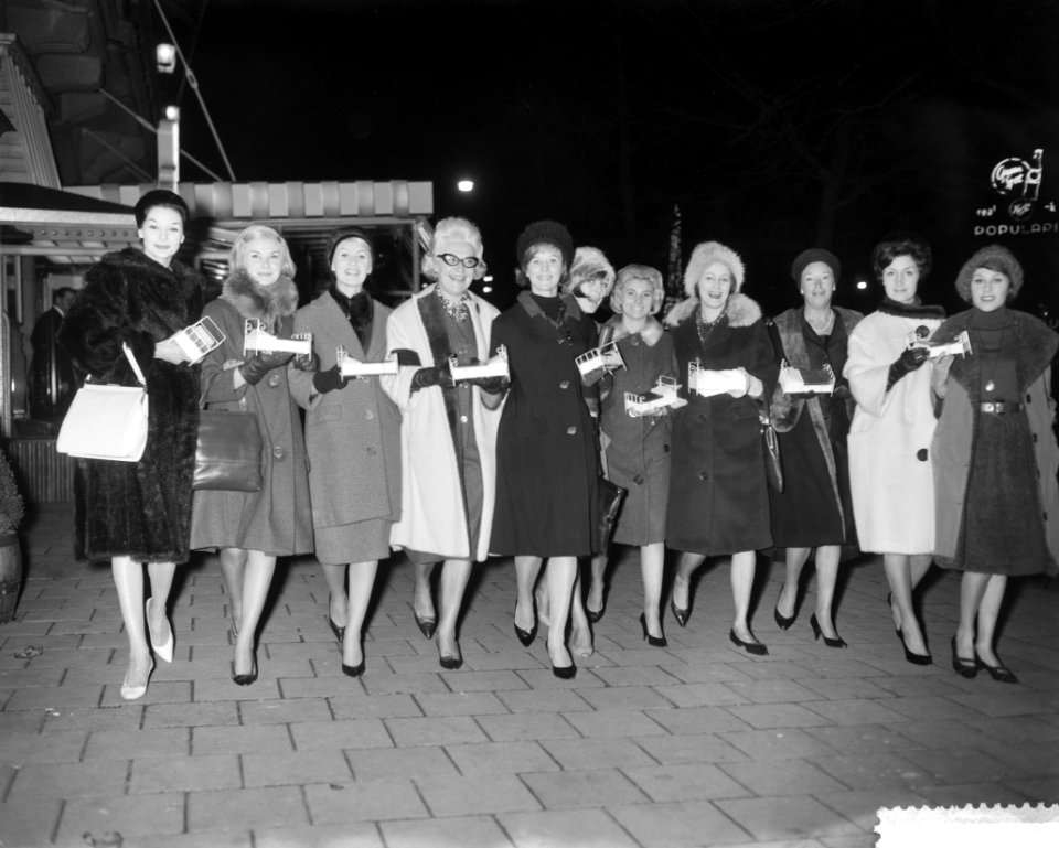 Mannequins collecteren voor de witte bedjes, Bestanddeelnr 911-7831
