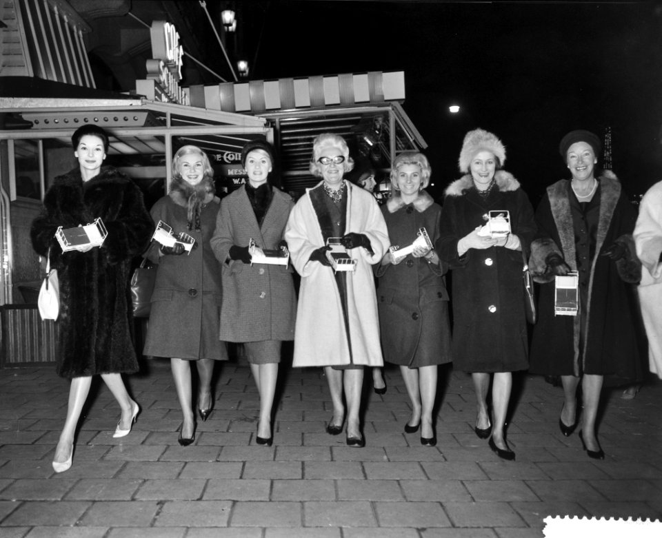 Mannequins collecteren voor de witte bedjes, Bestanddeelnr 911-7829