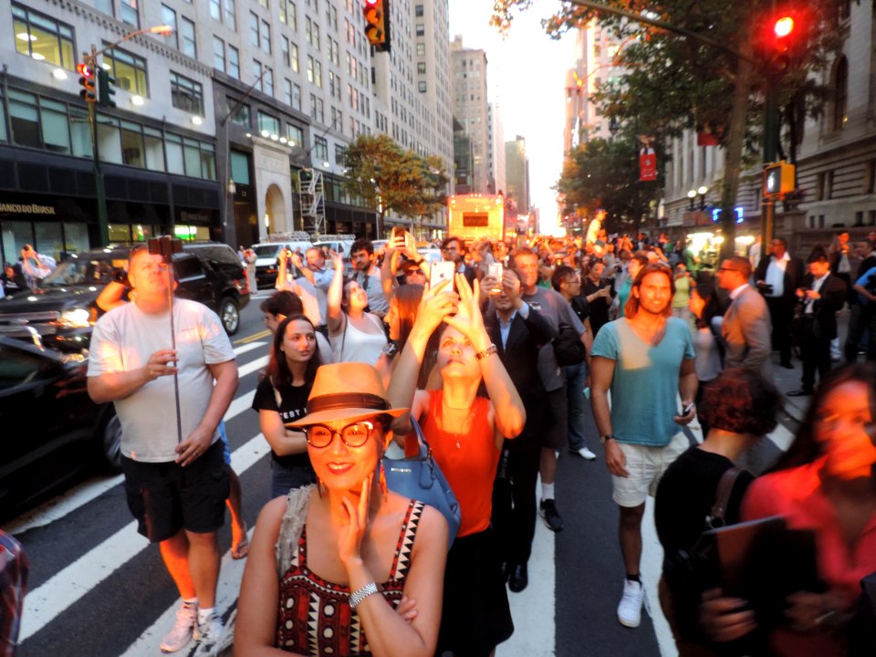 Manhattanhenge 2016-07-11 sunset crowd on W42 jeh