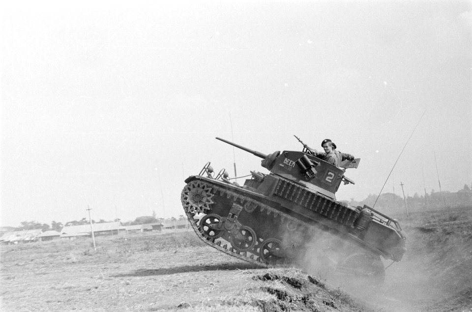 Manoeuvres Eskadron Vechtwagens KNIL. Tank ¨Beer¨ rijdt door een tankgracht, Bestanddeelnr 93-2-1