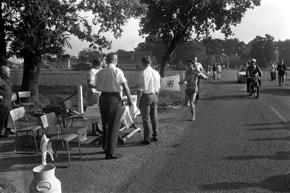 Marathon te Enschede, mensen langs de weg, Bestanddeelnr 924-9049