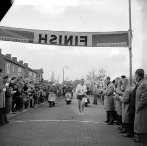 Marathonloop in Zaandam. Winnaar Togersen gaat over finish, Bestanddeelnr 913-1135