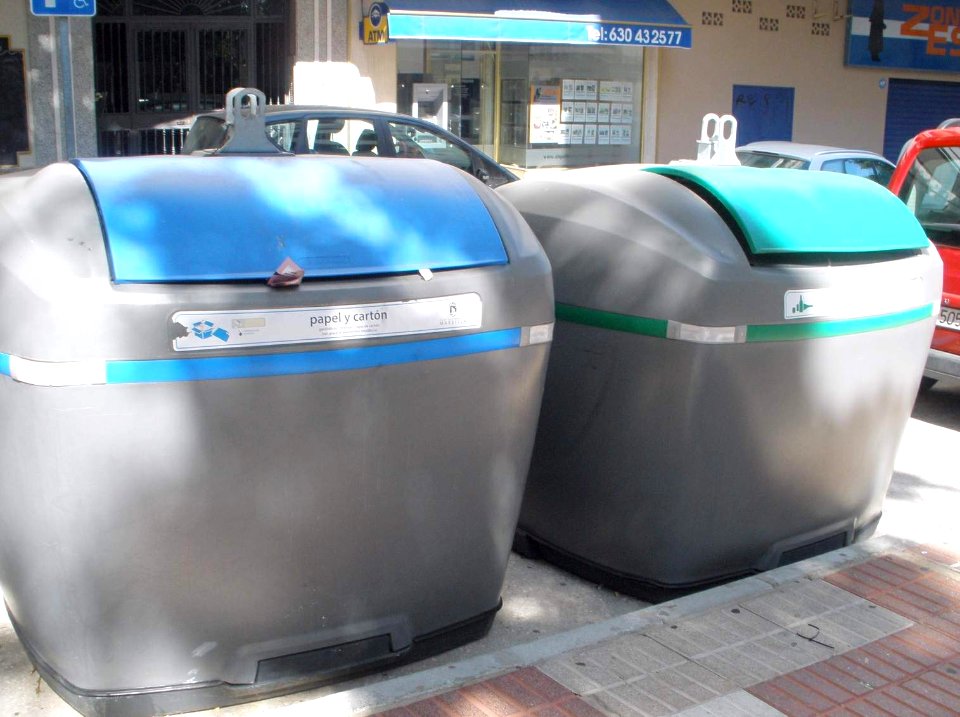 Marbella - Contenedores de reciclaje 01