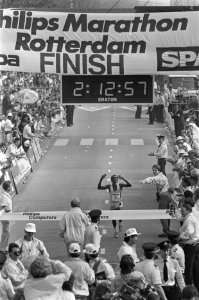 Marathon van Rotterdam winnaar Dinsamo finisht, Bestanddeelnr 933-9566