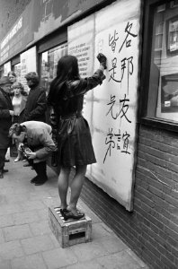Marayat Andriane uit Thailand schrijft muurkrant in Amsterdam vol. Zij speelt in, Bestanddeelnr 920-1809