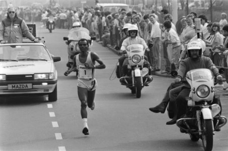 Marathon van Rotterdam winnaar Densamo bij de finish, Bestanddeelnr 933-9569