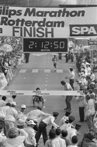 Marathon van Rotterdam winnaar Densamo finisht en rolstoeler, Bestanddeelnr 933-9567