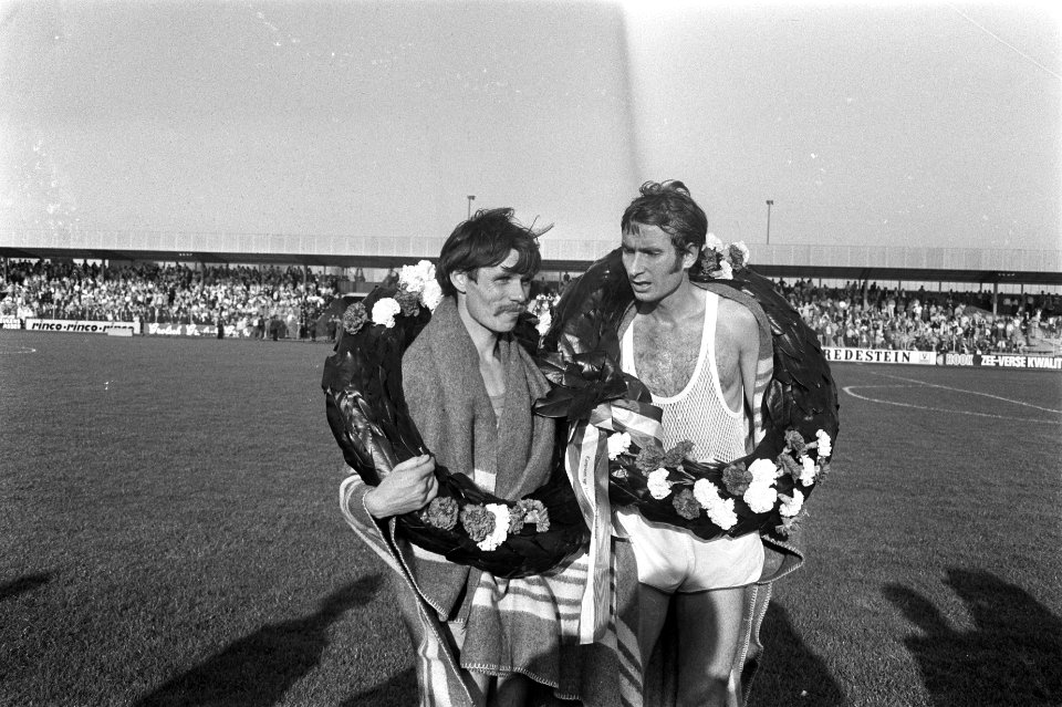 Marathon te Enschede, links Allen, rechts Jansen (Nederla met krans, Bestanddeelnr 924-9041